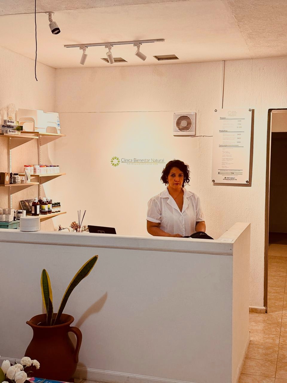 Naturopathic therapist at the reception of Clínica Bienestar Natural, colon hydrotherapy in Mérida